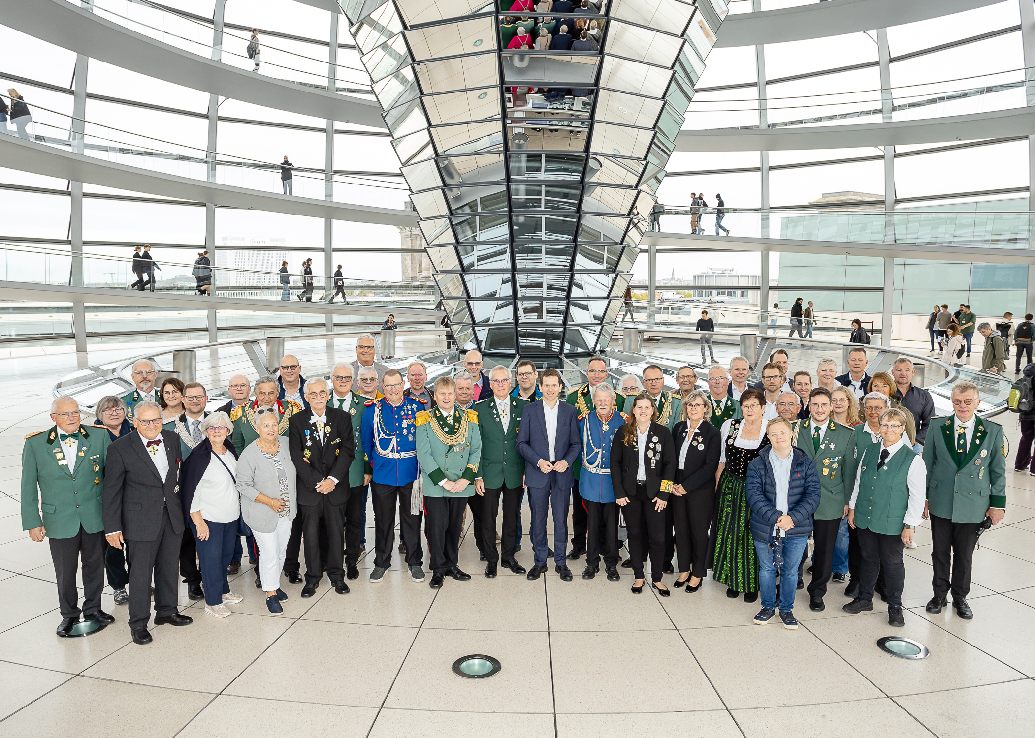 Schützen aus dem Kreis Viersen besuchen Martin Plum im Bundestag