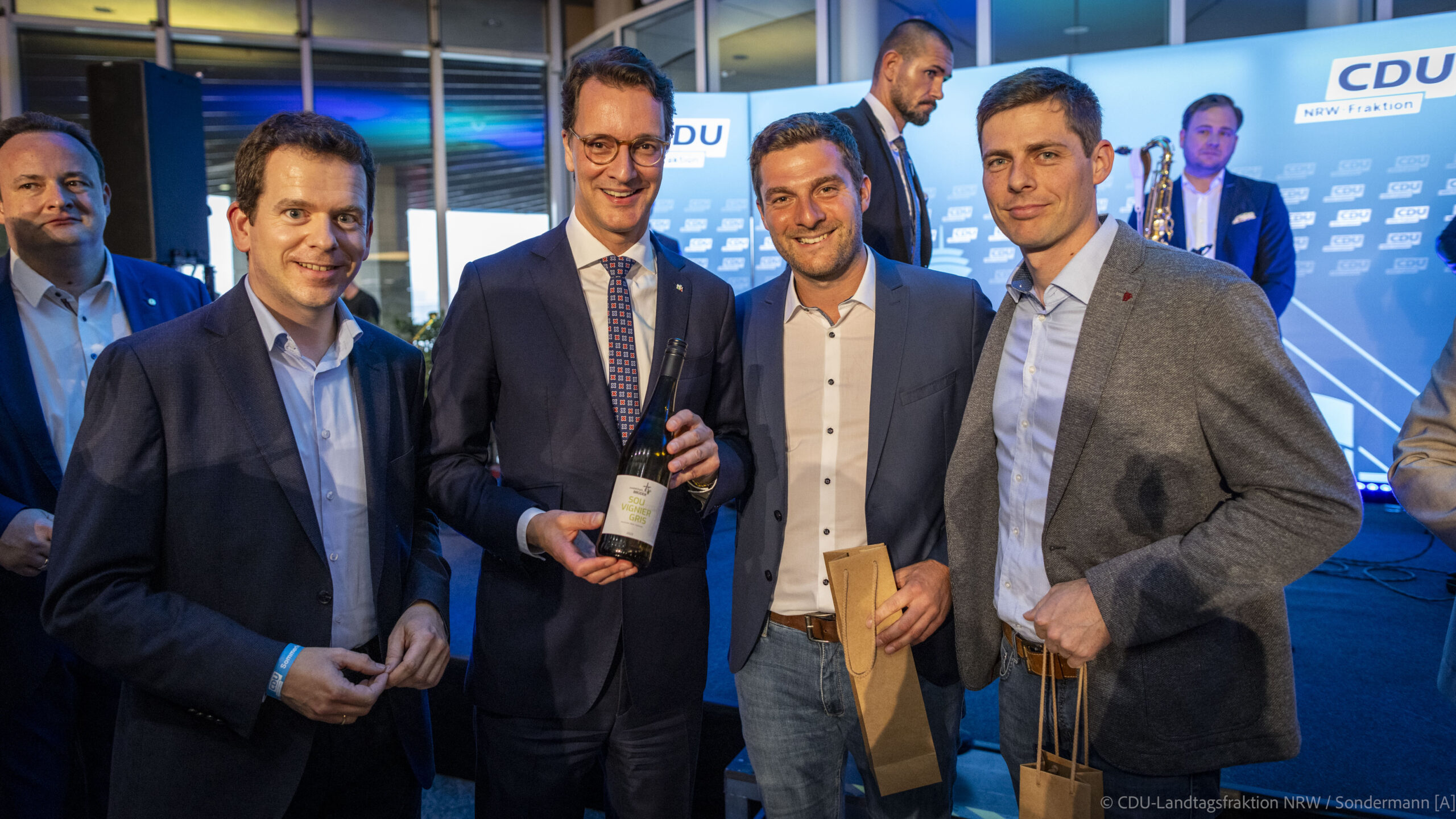 Der erste Wein vom Niederrhein für NRW-Ministerpräsident Wüst