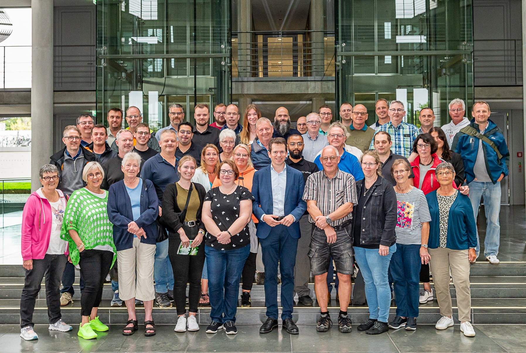 Rund 50 Ehrenamtler von „Blaulichtorganisationen“ besuchen Martin Plum in Berlin