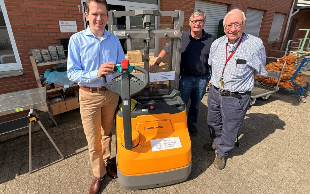 Förderung für die Tafel Niederkrüchten: Neuer Hubwagen erleichtert ehrenamtliche Arbeit
