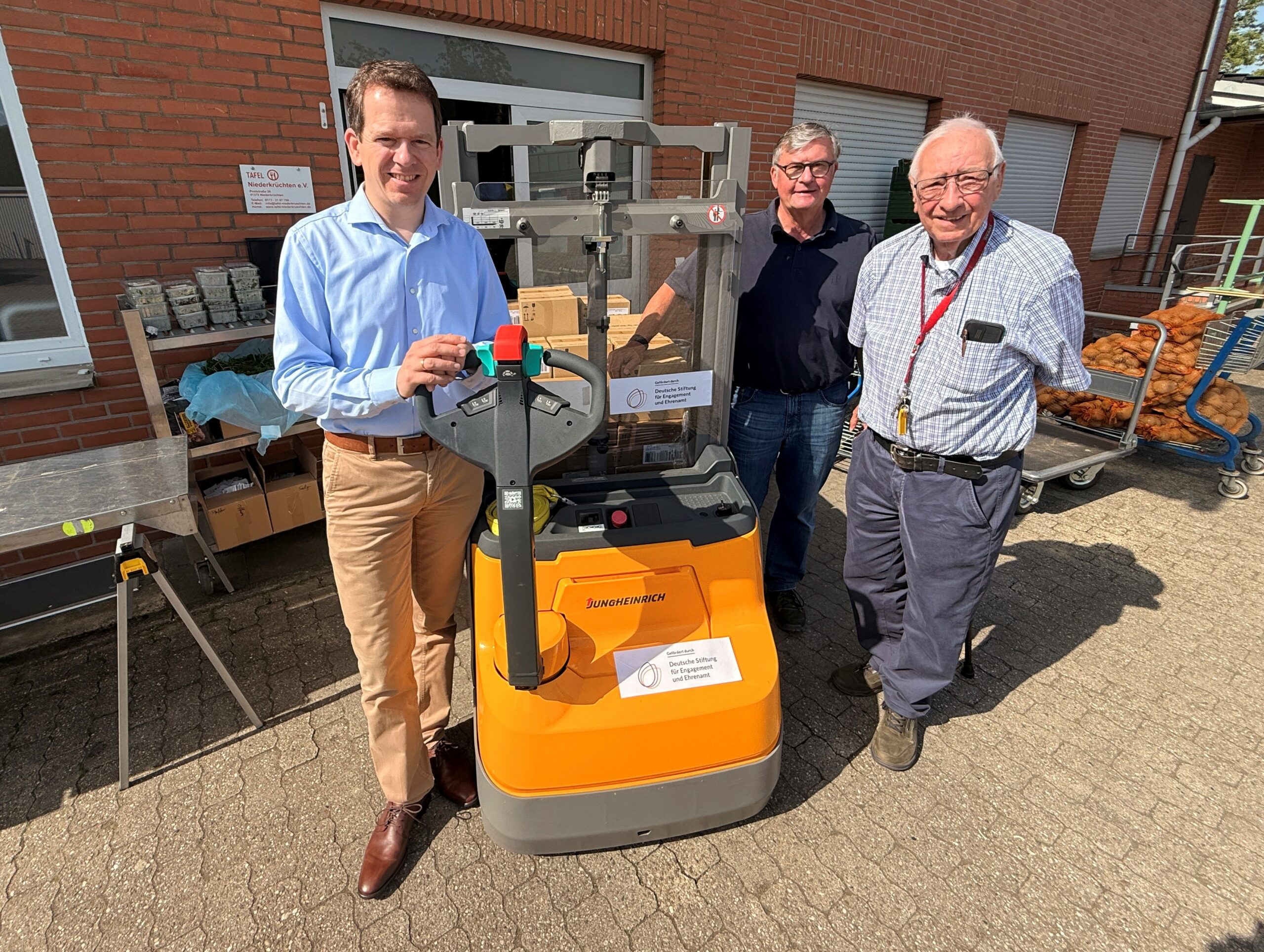 Förderung für die Tafel Niederkrüchten: Neuer Hubwagen erleichtert ehrenamtliche Arbeit